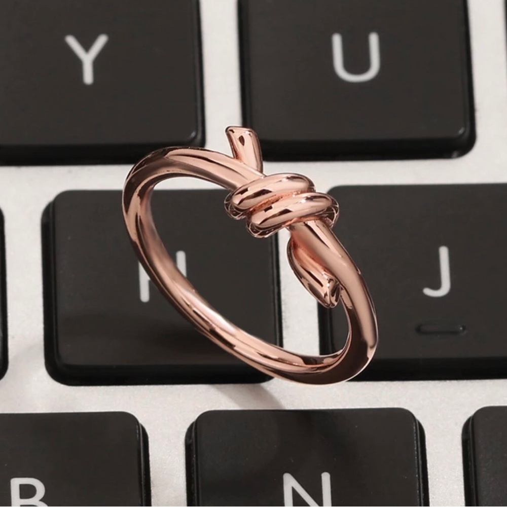 COPY T & C Knot Ring